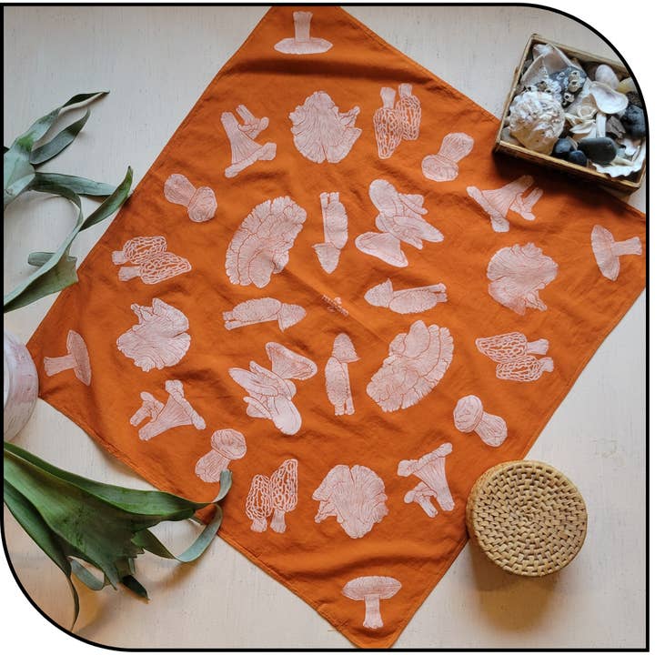 Bandana en coton biologique imprimé à la main par Mushie pour la vente par The Hollowbird