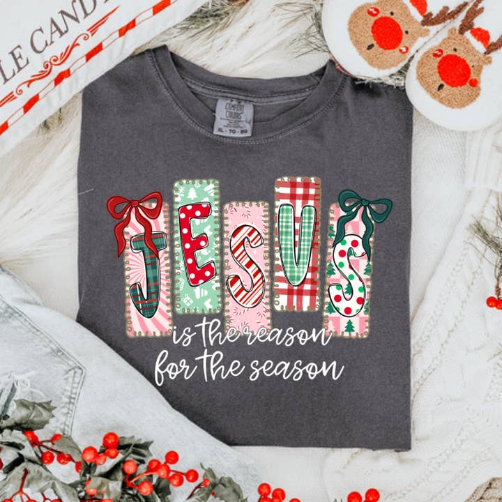 Jesus Faux Patchwork Jul Komfortfärg T-shirt för wholesale av Posh Magnolia Boutique