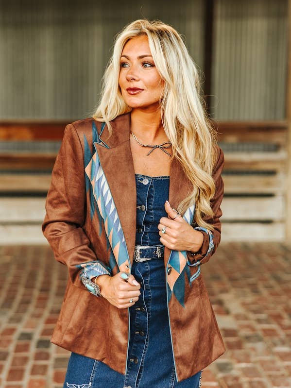 Blazer de ante marrón con estampado azteca y solapa para venta al por mayor de LUCKY & BLESSED