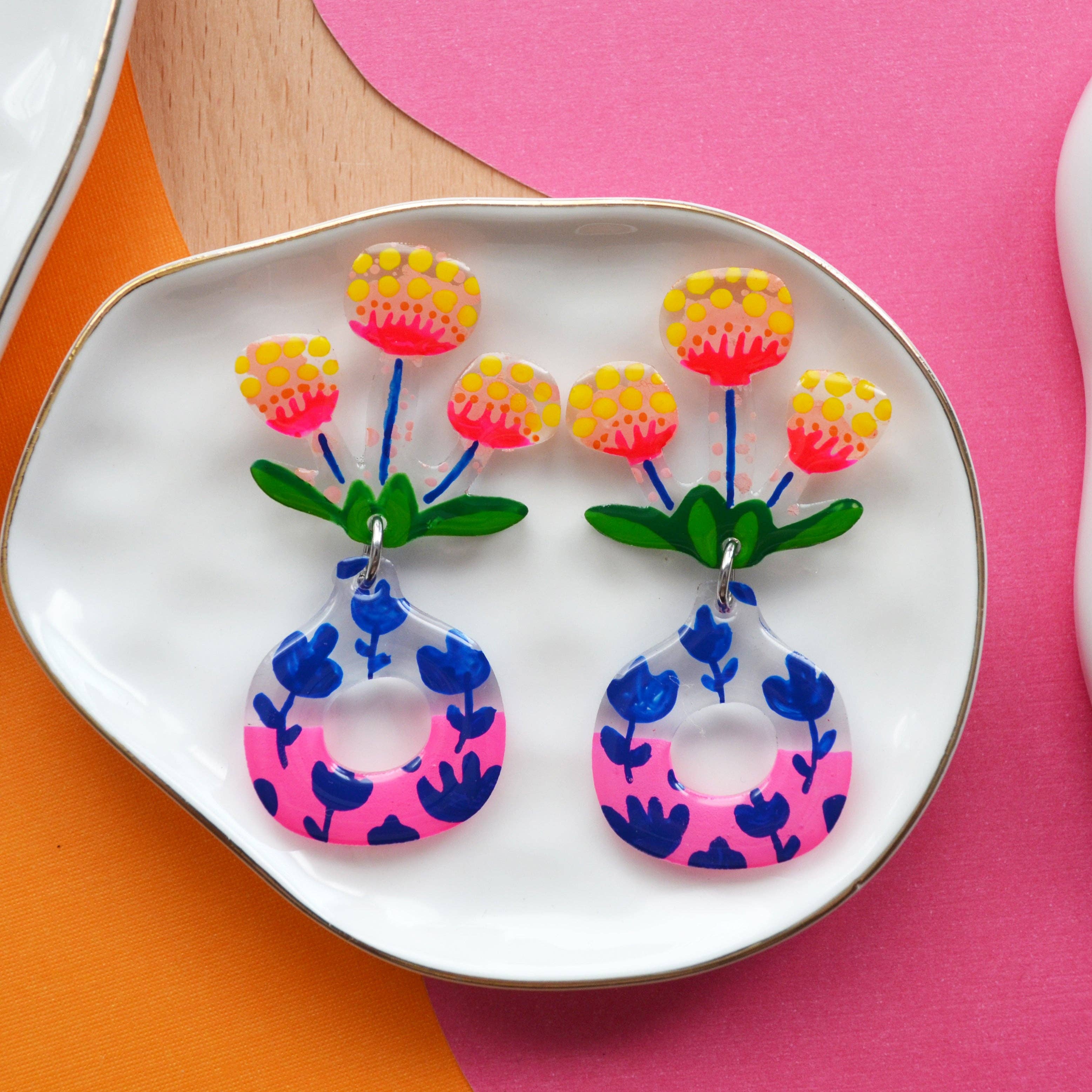 Boo and Boo Factory - Wholesale Hangende/ronde oorbellen - Neonroze bloemoorbellen in vazen met botanische patronen7