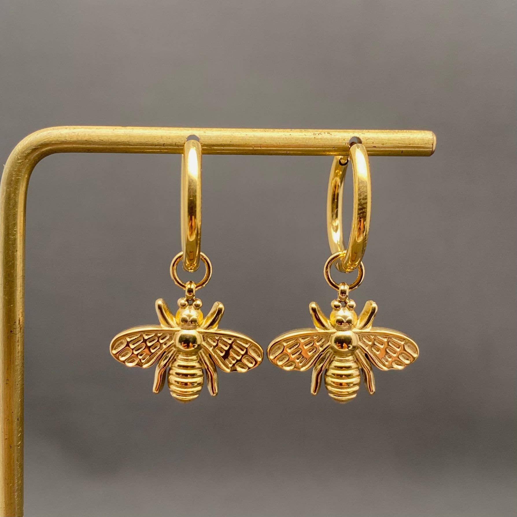 Mio Queena - Wholesale Huggie Earrings - Bee Pendant 18K Gold Plated S.Steel Huggie Earrings - FGS0