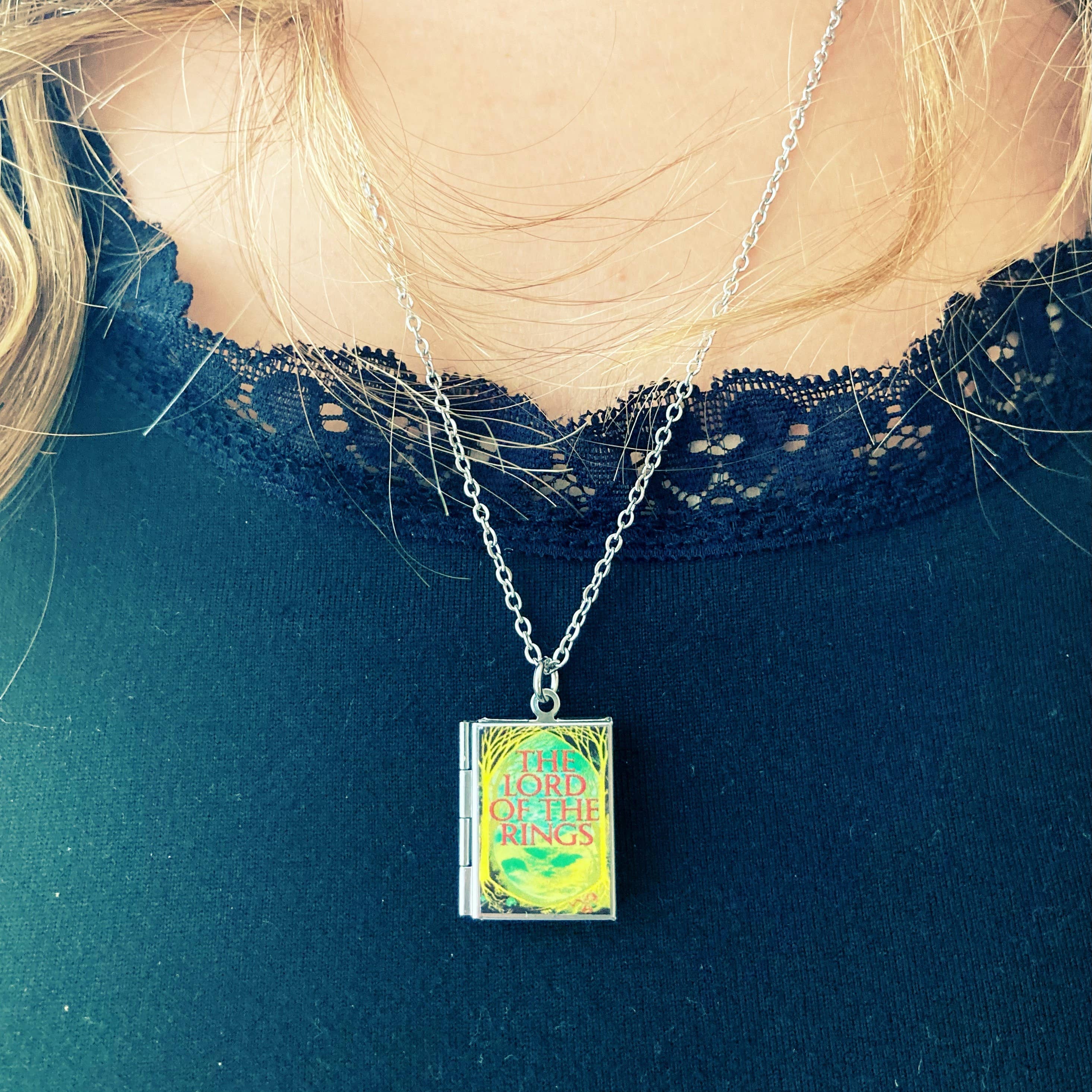 Marshall and Rose – Colar com medalhão por atacado – Livro Locket O Senhor dos Anéis - Floresta1