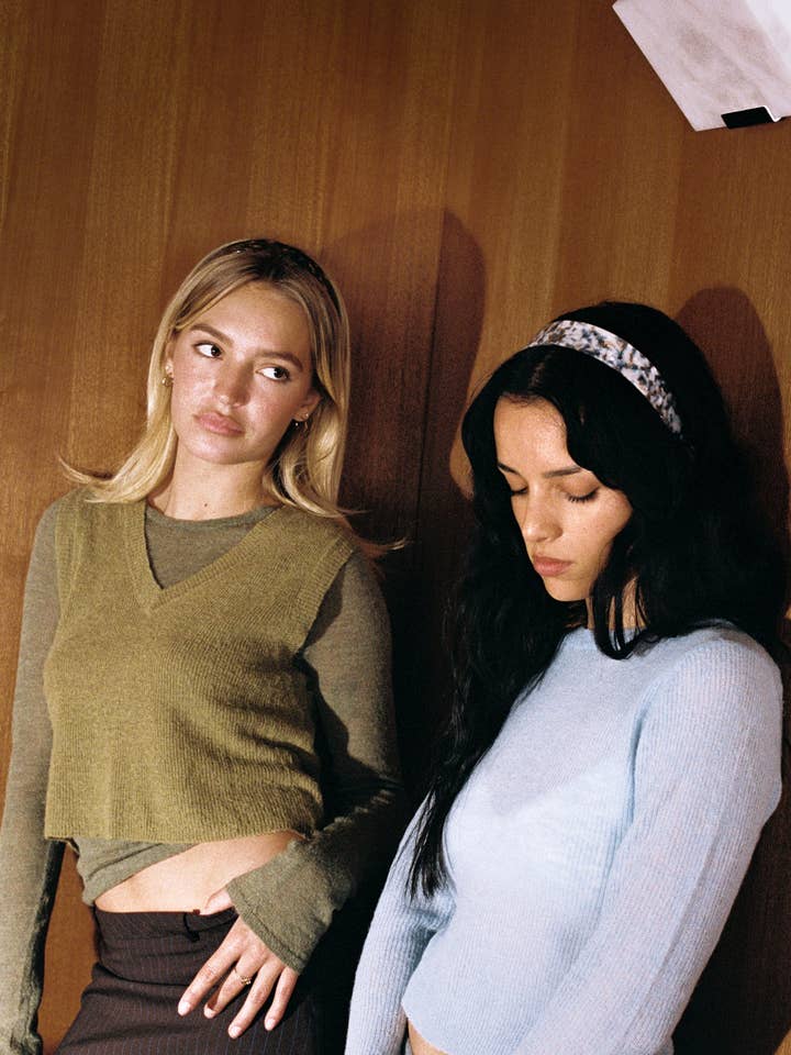 De Carolyn-hoofdband in de lucht voor wholesale door Arc + Bow