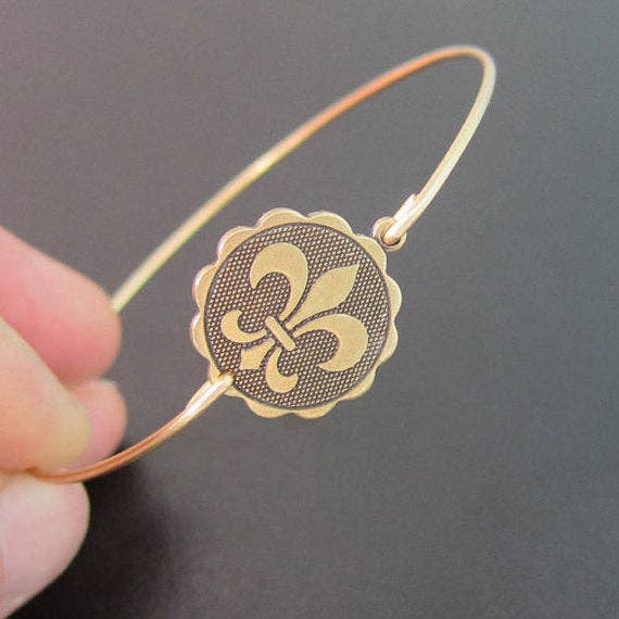 Fleur de Lis Münz-Armreif für den Großhandel von Frosted Willow