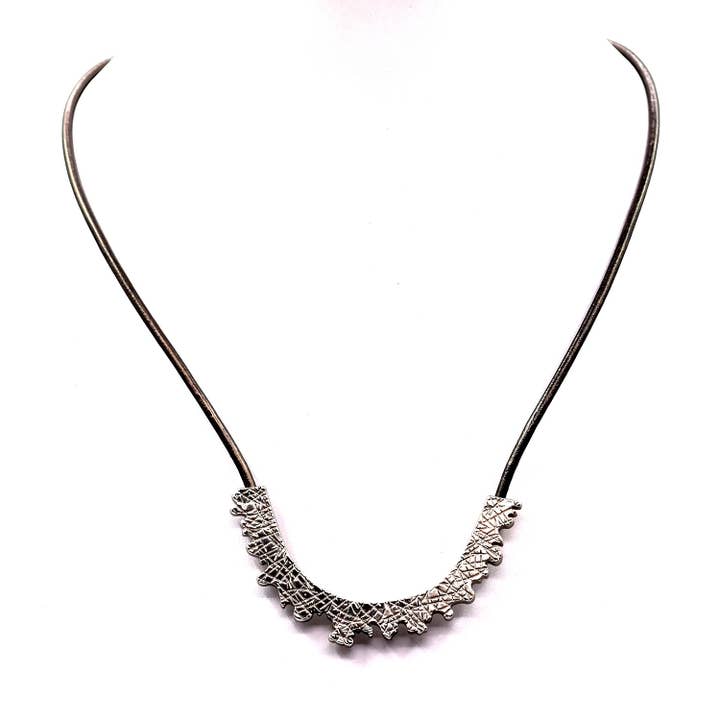 MR-METGRY Détail d'effet rayé irrégulier sur cuir court en vente sur Faire