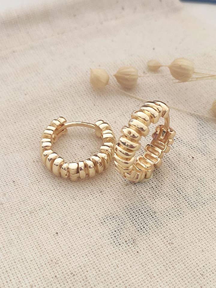 Brincos huggies estilo argola canelados, banhados a ouro 14k por atacado de noca Jewelry