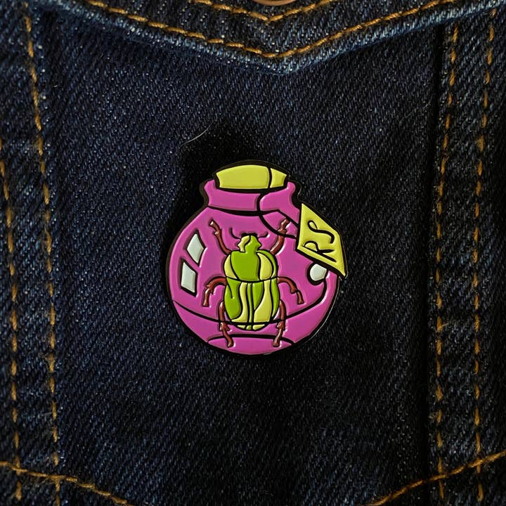 The Witch's Cabin - Wholesale Lapel Pin/Button - Rita Skeeter pin animago beetle | Harry Potter1