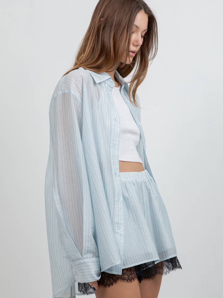 CHEMISE LÉGÈRE À RAYURES TON SUR TON AVEC BOUTONNAGE AU DOS pour la vente par Whiteroom+Cactus