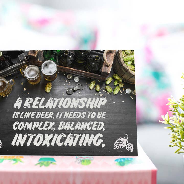 Cardstalked - Vente Cartes de Saint-Valentin - Une relation est comme une carte à bière - Carte amusante pour la Saint-Valentin3