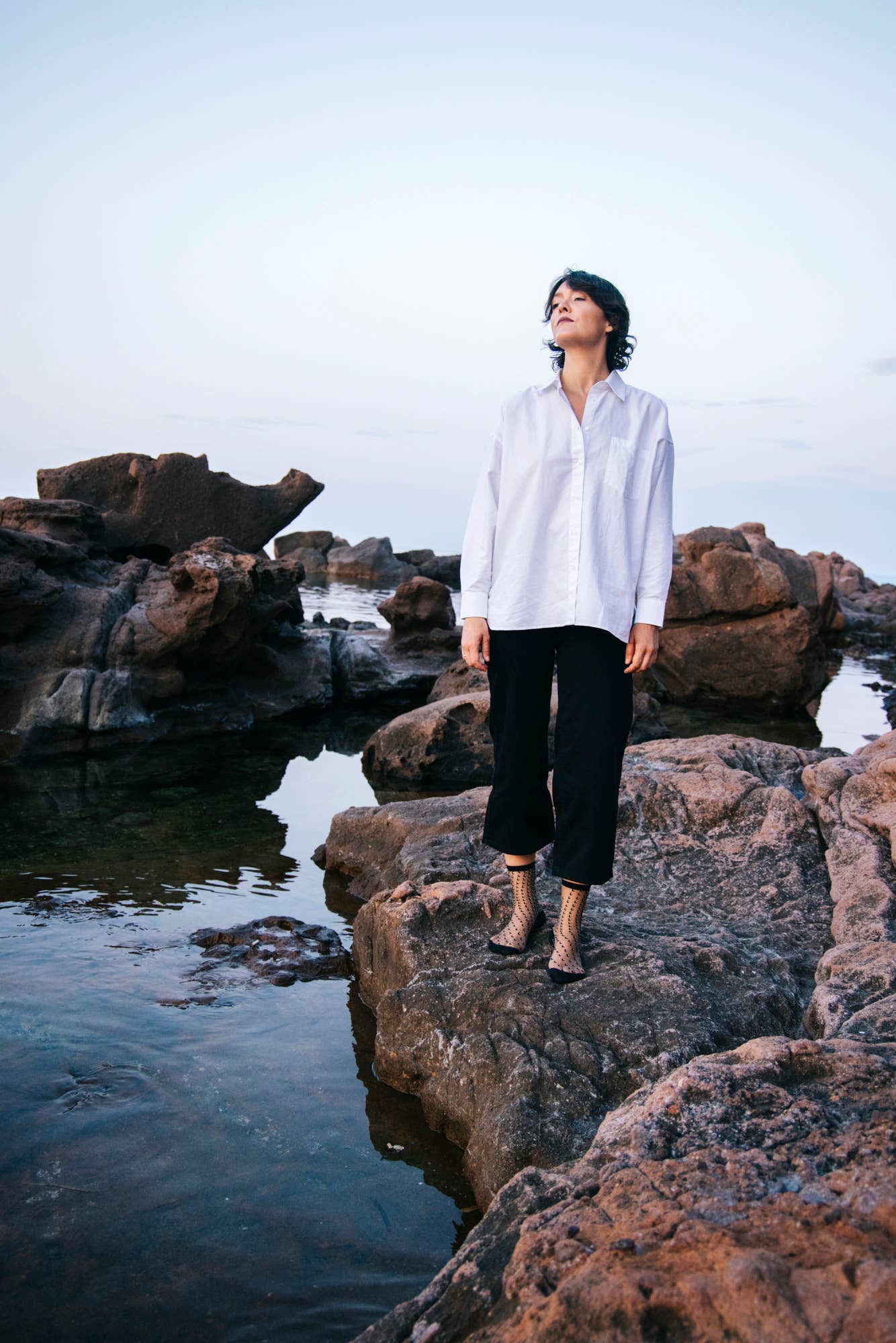 Atelier St Eustache – wholesale Strumpor - Dam – CRESCENT DUNES BLACK • Tunna strumpor med prickar7