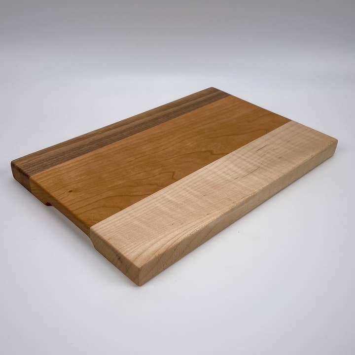 Kleine luxe snijplank - kers, gekrulde esdoorn, walnoot voor wholesale door 609 Wood Design