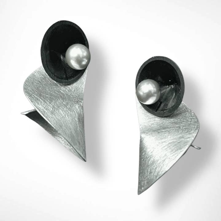 VOLUME 3 Petites Boucles d'Oreilles Multi-Facettes de la Collection SOUND avec Vinyle de Disque Recyclé et Perles Simulées pour la vente par Chick Boss LLC