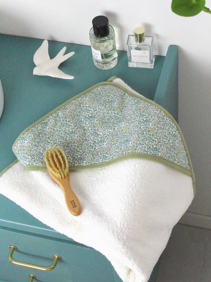 Liberty® Sponge and Fabric Baby Bath Cape for wholesale by BARNABÉ AIME LE CAFÉ