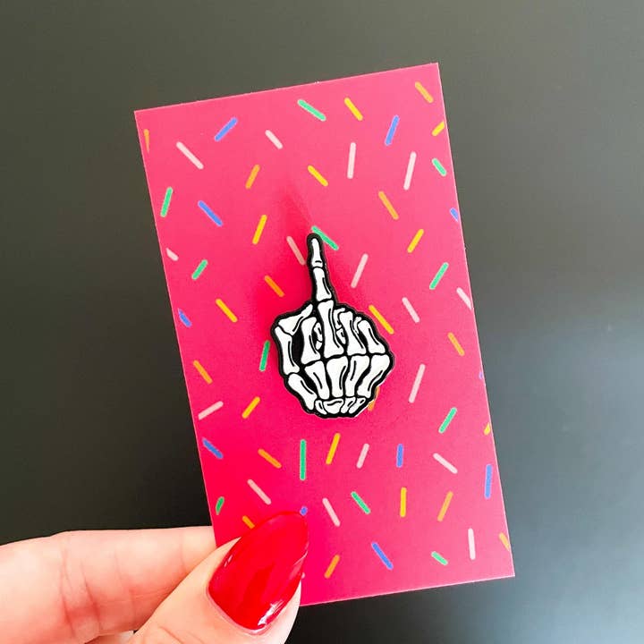 Épingle en émail doigt d'honneur squelette pour la vente par Stark + Stanley