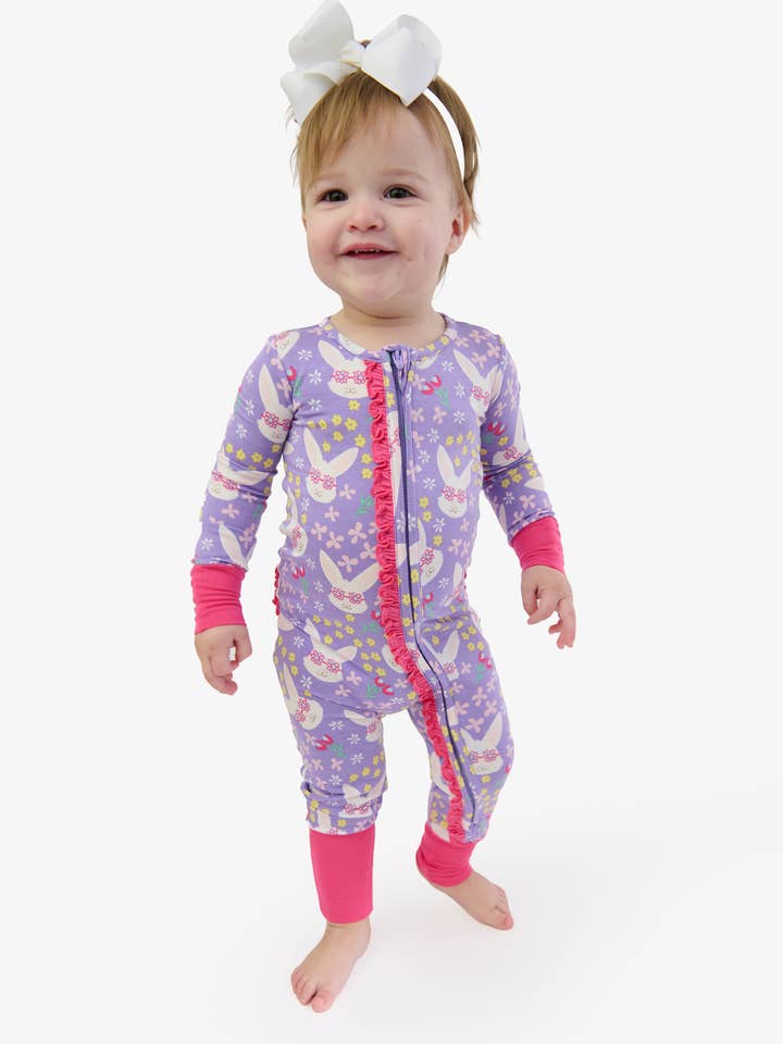 Pyjama une pièce à volants convertible pour bébé fille en viscose de bambou SoftSnooze™ Purple Sunny Bunnies pour la vente par RuffleButts + RuggedButts