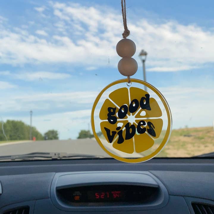 Breloque de voiture Good Vibes en forme de citron pour la vente par Cavella Co.