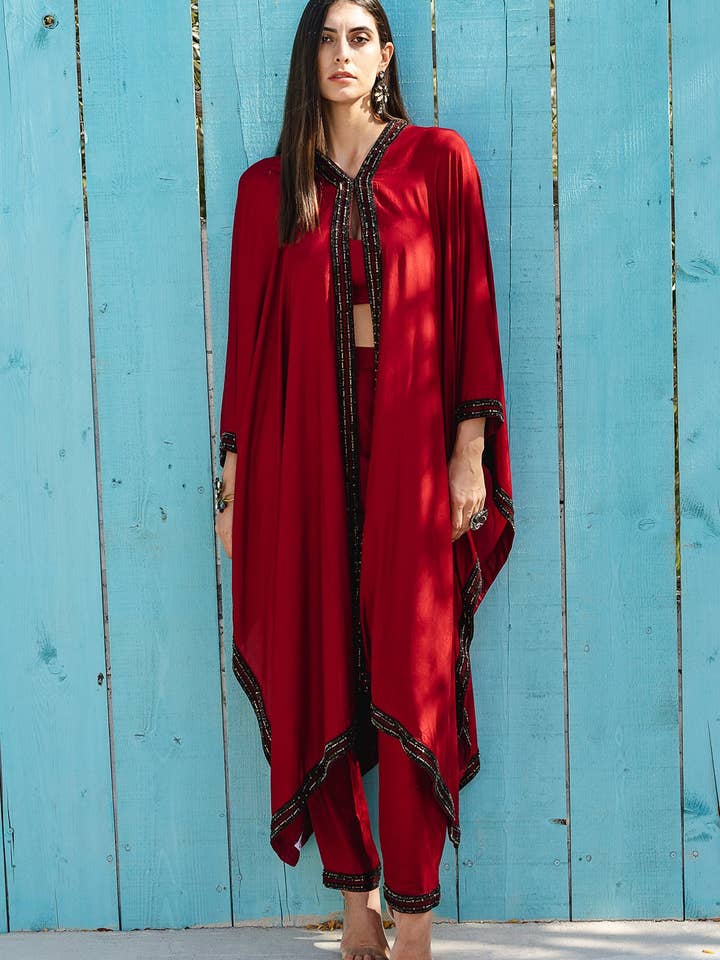 Kirschrotes Umhang-Set für den Großhandel von Pinnacle By Shruti Sancheti