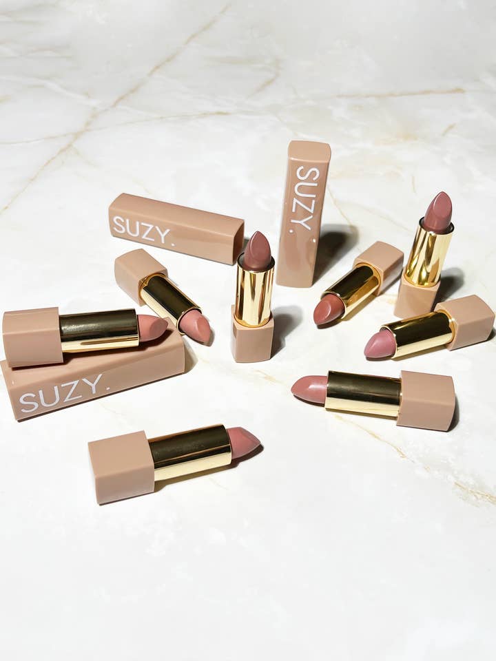 SUZY „Latte“ BUNDLE - 8 x „Latte“ Nudes mit Ständer & Testern für den Großhandel von SUZY. Lipsticks