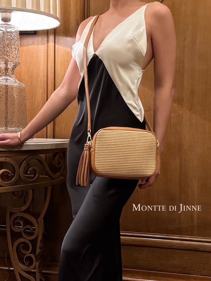 Borsa a tracolla in rafia fatta a mano italiana con nappina per la vendita all'ingrosso da parte di MONTTE DI JINNE