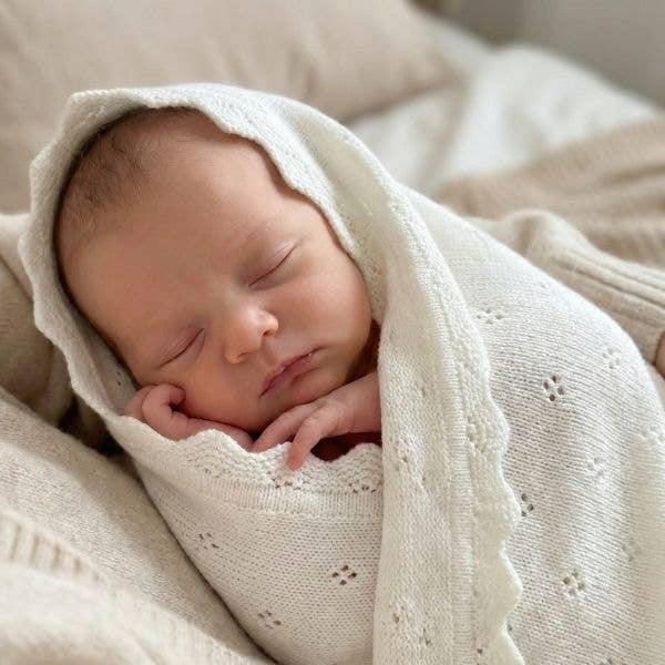 Strikket tæppe med bølget kant 100% bomuld for engroshandel hos Minutus