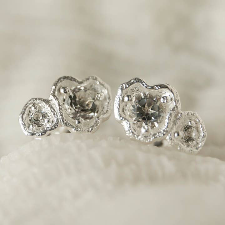 Orecchini a lobo arrampicatore in argento con topazio bianco per la vendita all'ingrosso da parte di Claire Hill Designs