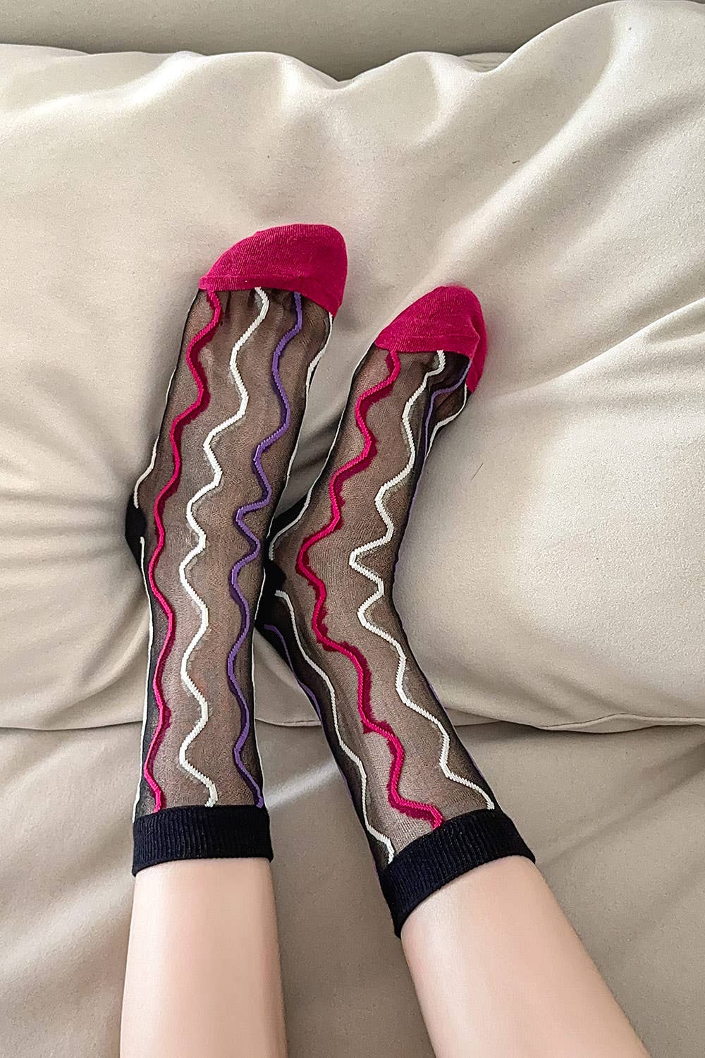 Nero Calzini trasparenti con onde colorate 🎨🖤 in vendita all'ingrosso su Faire2