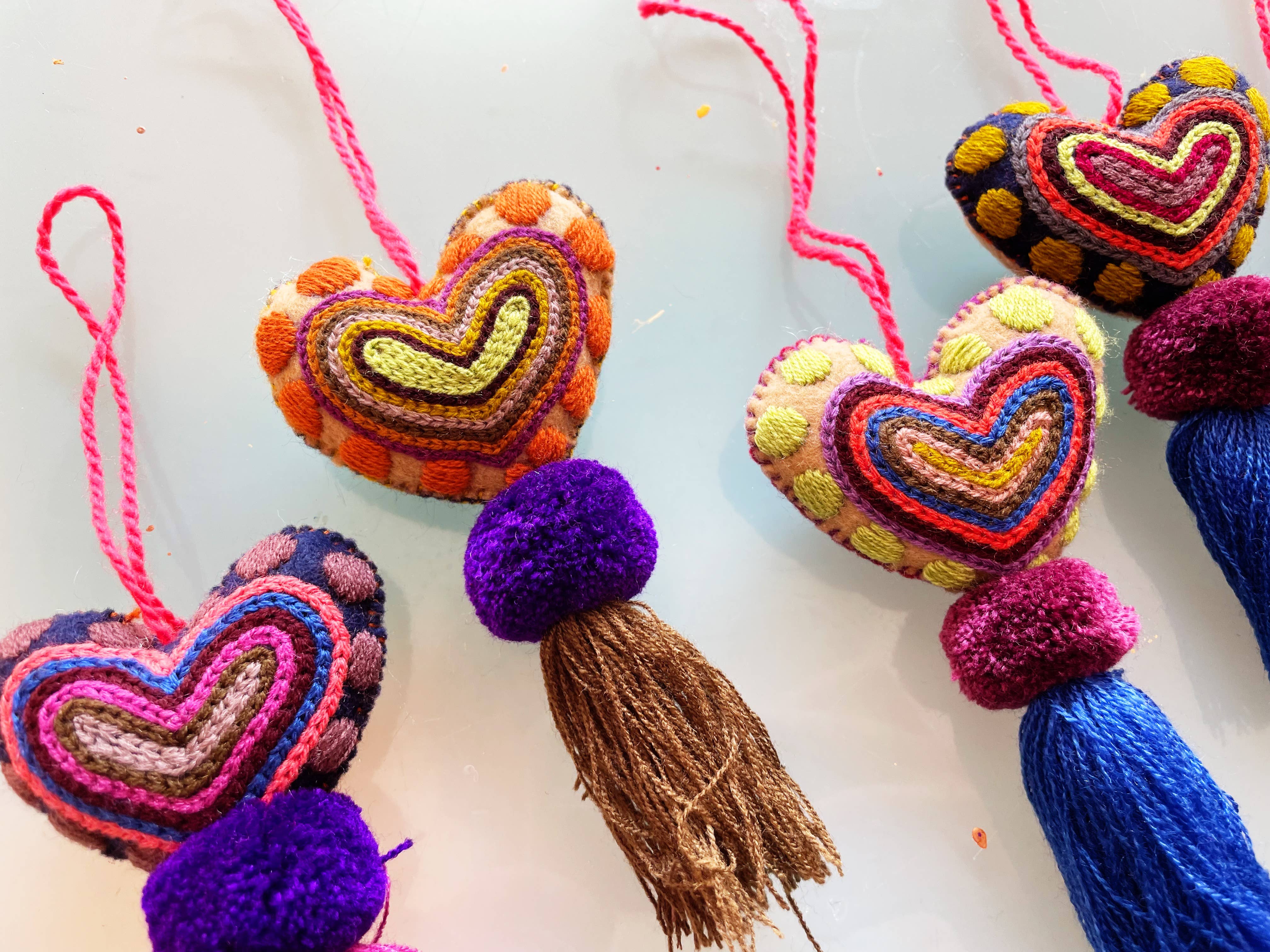 Pura Vida - Wholesale Ornament - Kerstversiering met geborduurd hart en luipaardkwastje0