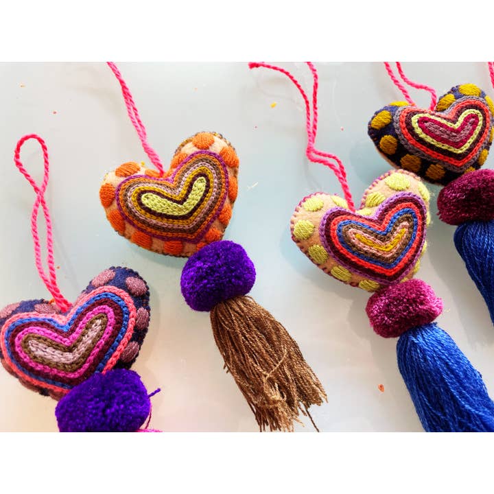 Pura Vida - Wholesale Ornament - Kerstversiering met geborduurd hart en luipaardkwastje