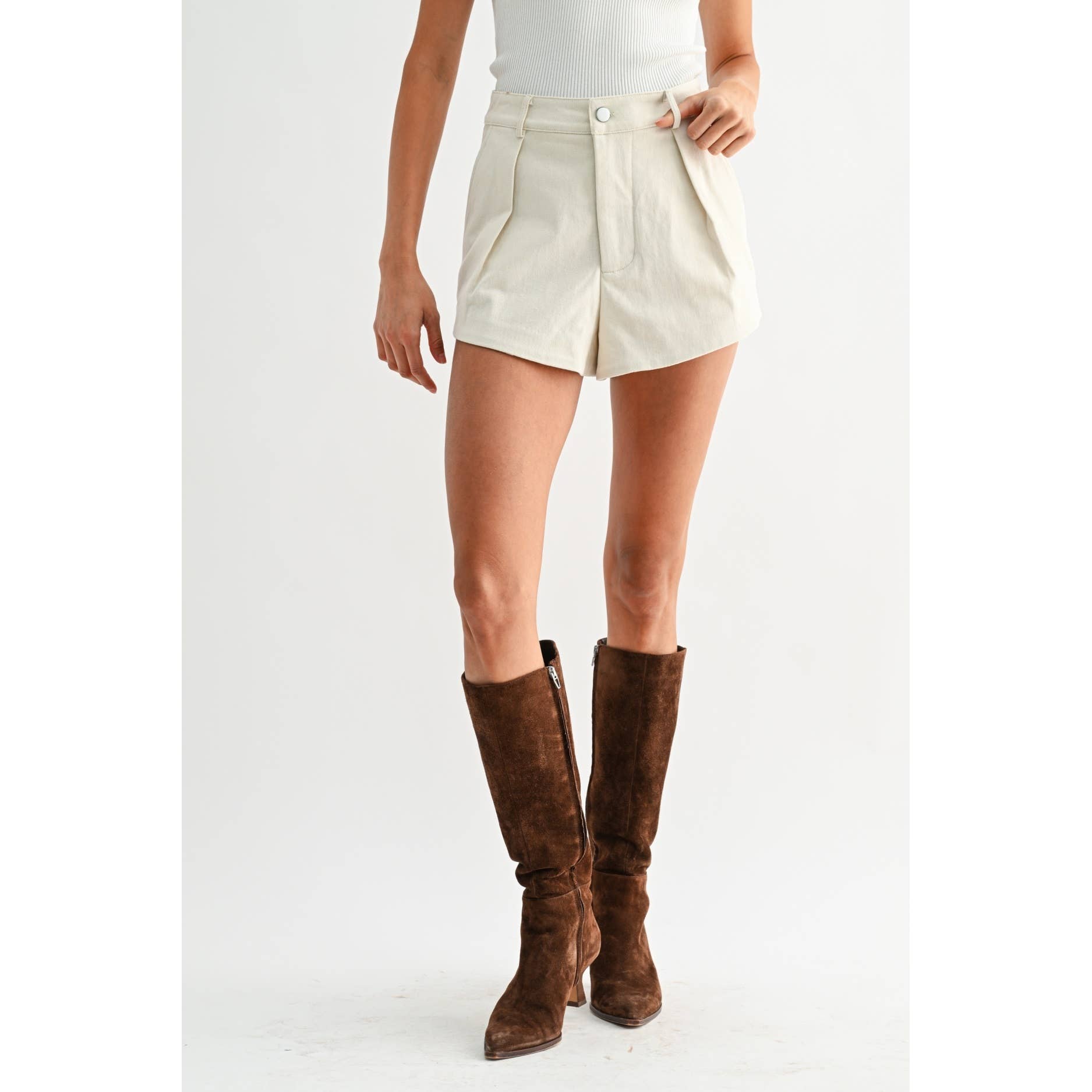 AVORIO SHORTS SU MISURA IN COTONE AVORIO A VITA ALTA CON PIEGHE in vendita all'ingrosso su Faire3