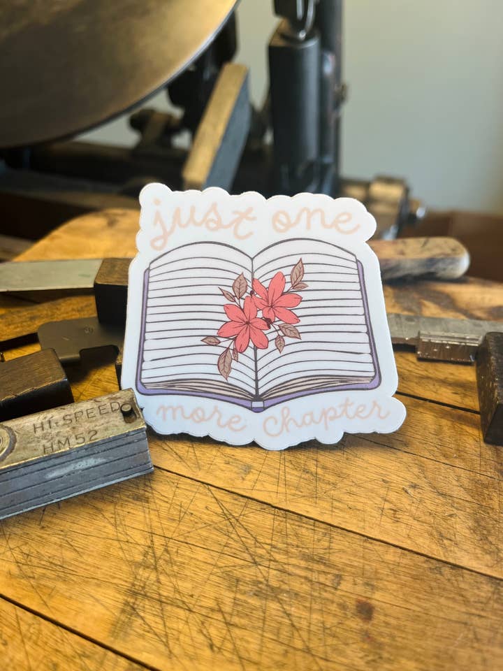 Bara en mer kapitel klistermärke | Bookish | Läsning | Citat för wholesale av Oxford Printing Company