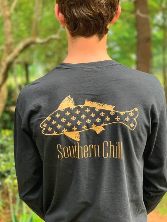 T-shirt à manches longues avec poche et motif Fleur De Lis Poisson - Noir pour la vente par Southern Chill