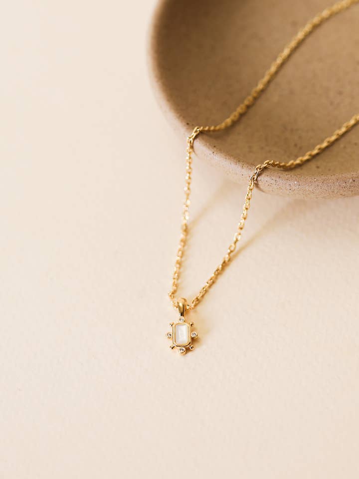 Collier à pendentif rectangulaire en pierres précieuses - Nacre pour la vente par JaxKelly