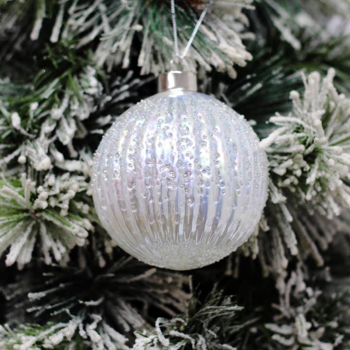 Qube Luxe by Debbie Marks – wholesale Ornament – White ridged glass bauble 10cm