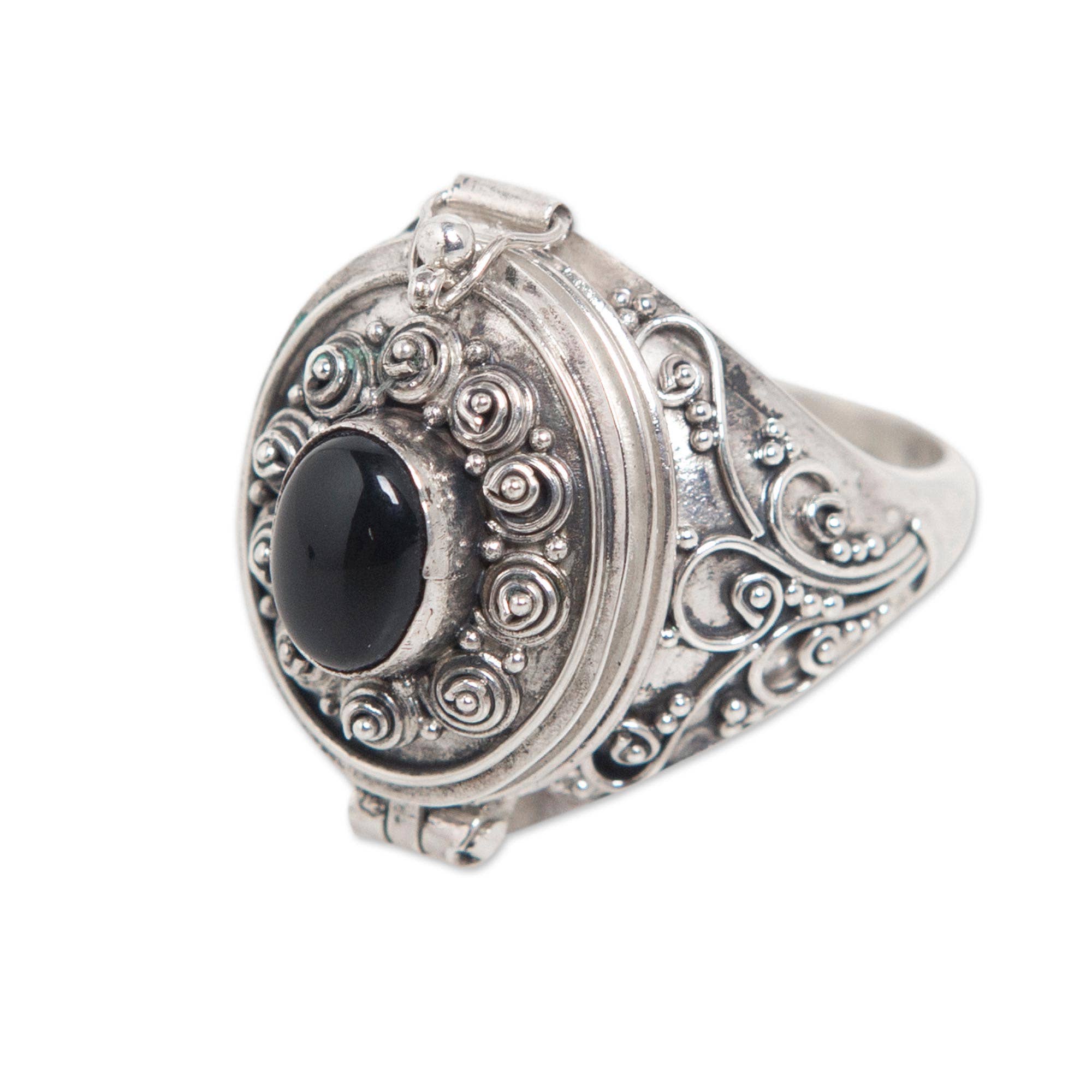 Noir Bague médaillon cœur en onyx fait main par Novica en vente sur Faire3