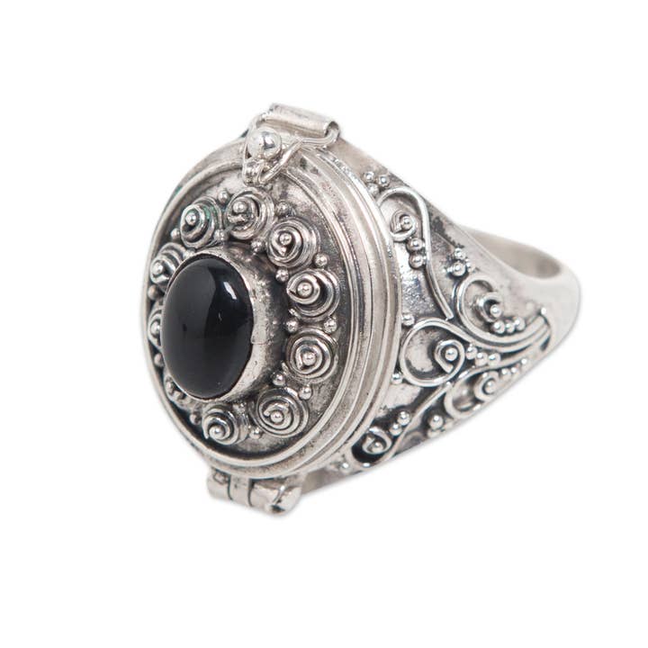 Noir Bague médaillon cœur en onyx fait main par Novica en vente sur Faire3