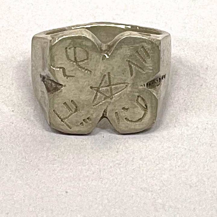 Pièce touaregs vintage en argent forme inhabituelle bague médecine pour la vente par The Niger Bend