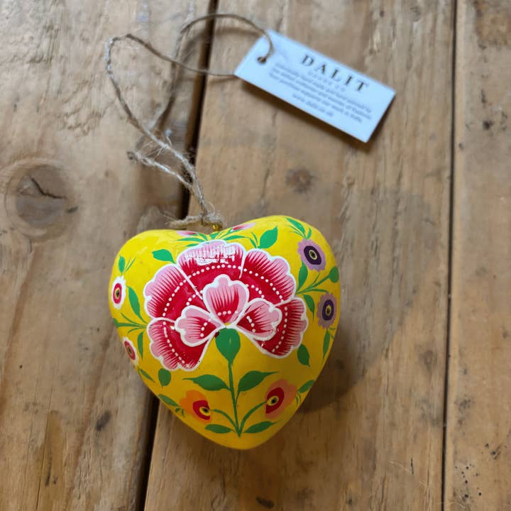 Hængende hjertedekoration - 3 ″ | Gul blomst for engroshandel hos Dalit Goods Co