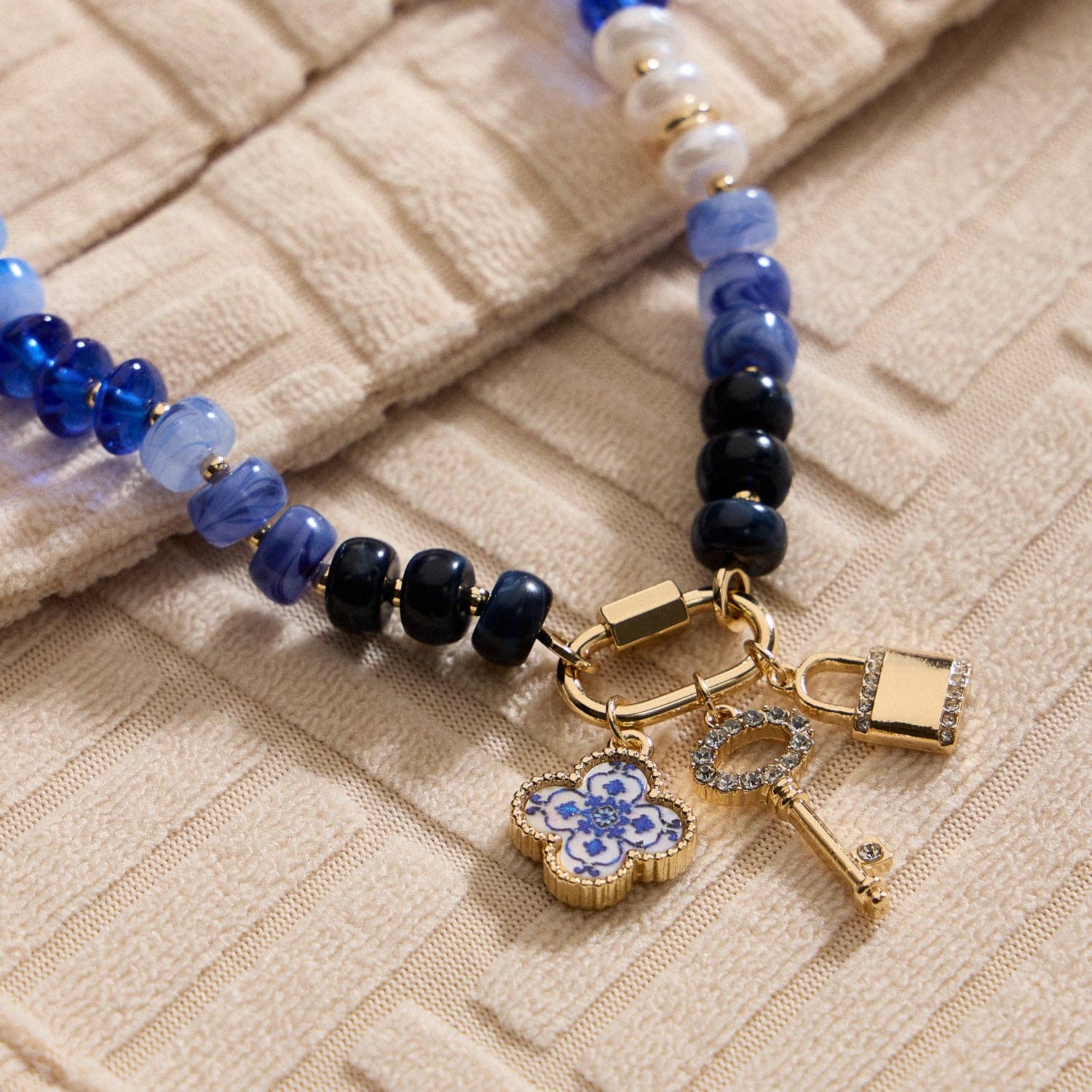 Frem – wholesale Hänge-/berlockhalsband – Flerskiktat glaspärlhalsband med trio av berlocker3