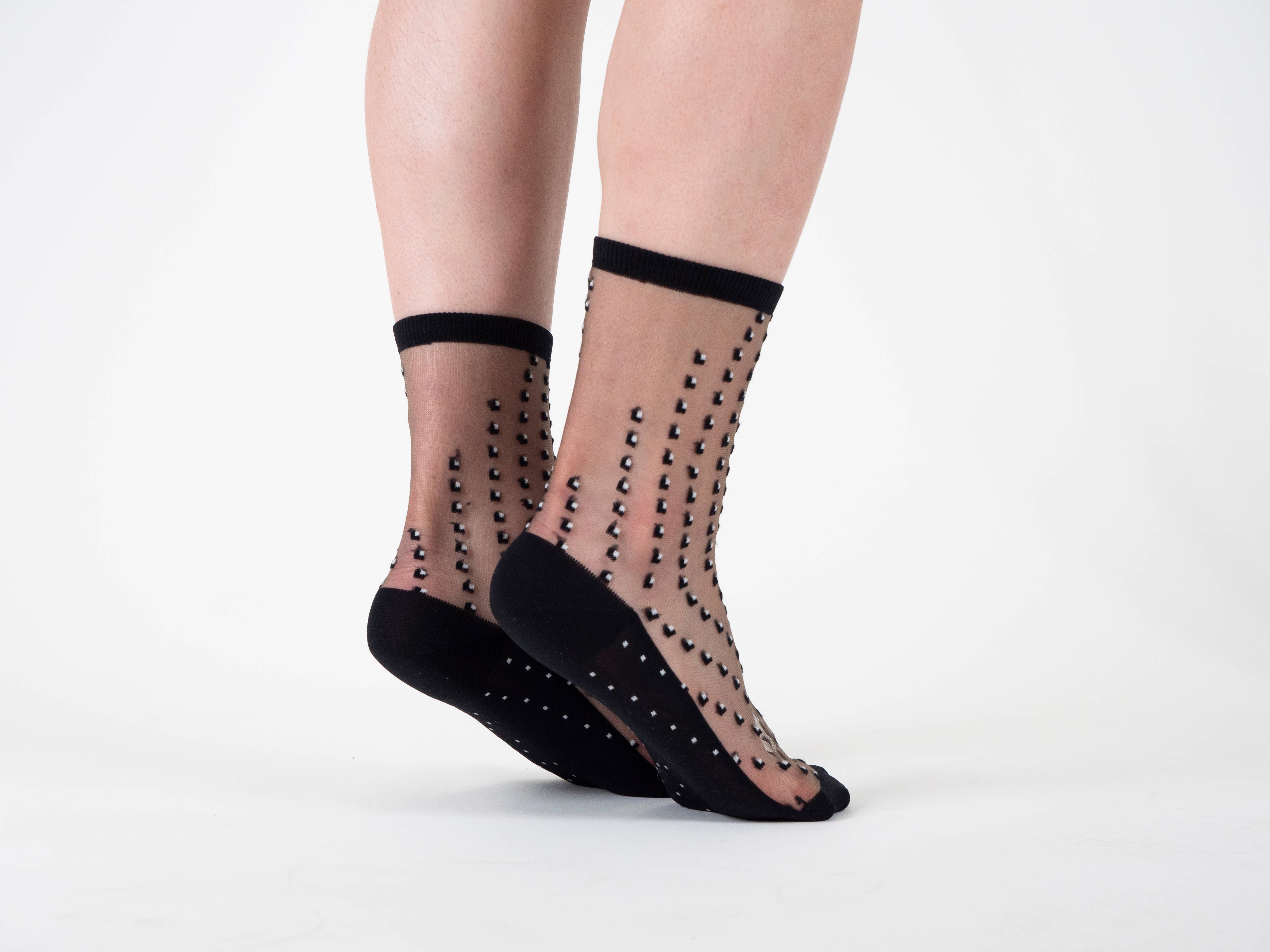 Atelier St Eustache – wholesale Strumpor - Dam – CRESCENT DUNES BLACK • Tunna strumpor med prickar9