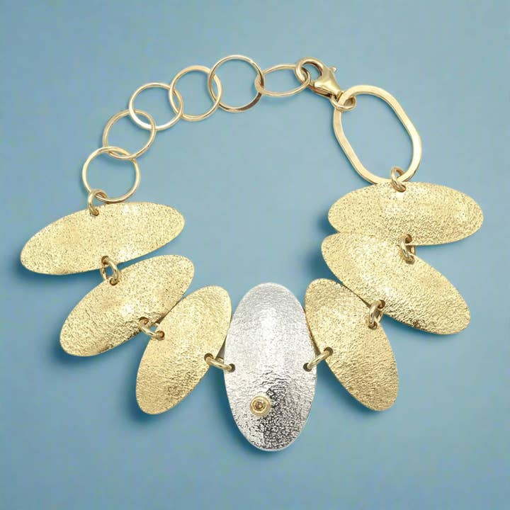 Bracelet ovale doré pour la vente par J + I Jewelry