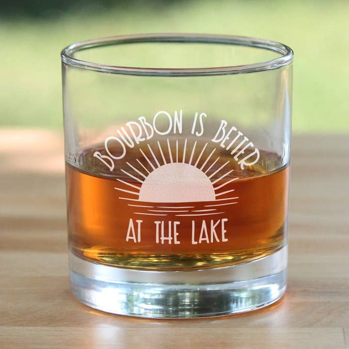 Bicchiere da whisky Bourbon Better Lake Rocks - Lake House Gifts per la vendita all'ingrosso da parte di bevvee
