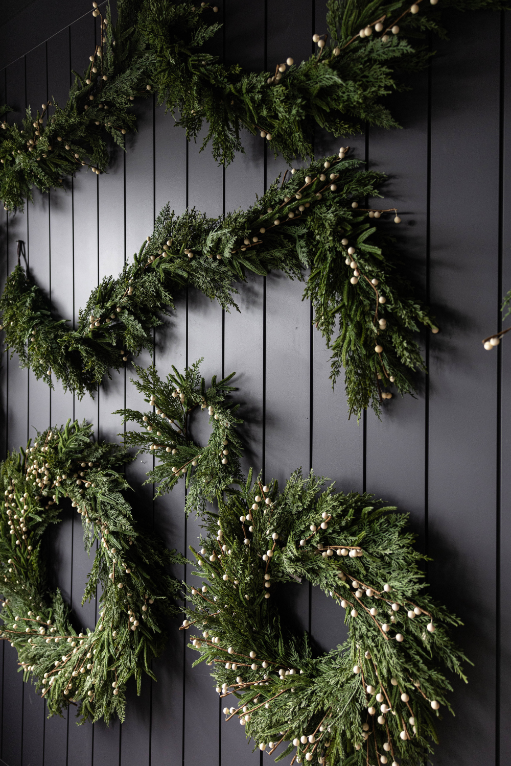 Luxe B Co - Vendita all'ingrosso Bandierine/Ghirlande - Ghirlanda Real Touch di Cipresso di Norfolk con Bacche di Prugna Bianca - 6 Piedi5