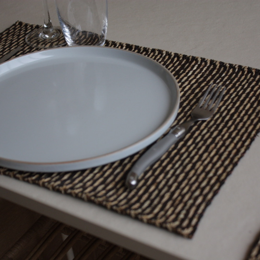 Dame Pach Bangkok – Engroshandel Dækkeserviet – Bordskånere i flettet palmeblad – Phi Phi1