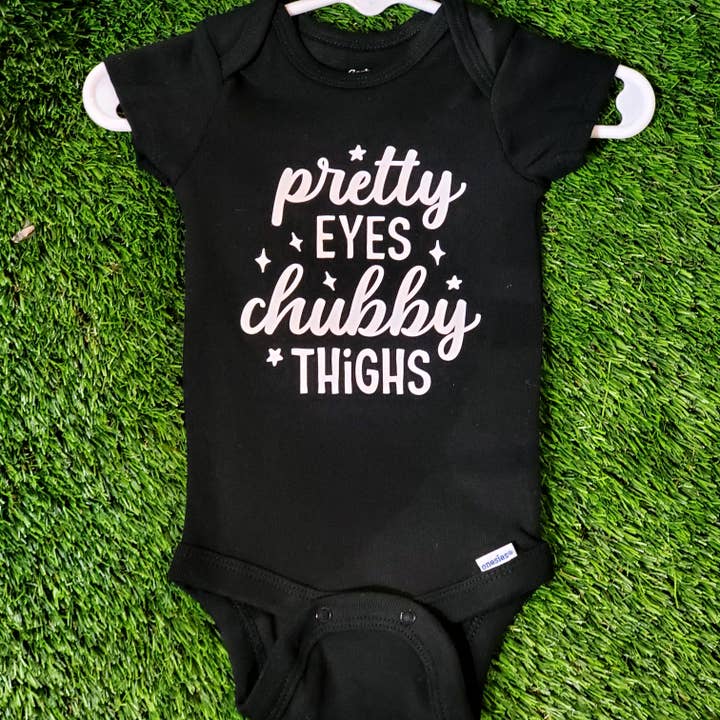 Hübsche Augen, mollige Oberschenkel, Einteiler für den Großhandel von Driftwood Market Wholesale