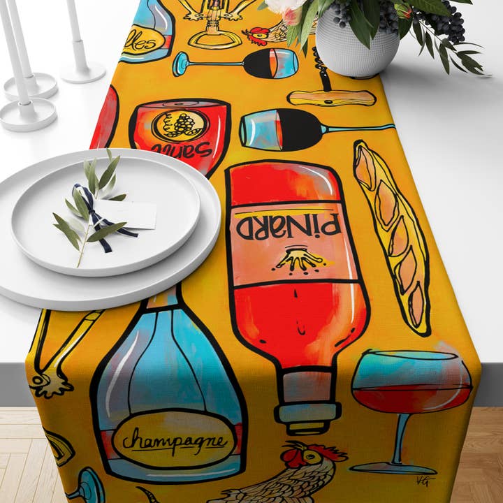 Atelier Vero – Wholesale Art & Gifts: Coastal, Cats, Blooms - Vendita all'ingrosso Runner - Divertente runner da tavola, vino e polli, biancheria da cucina gialla