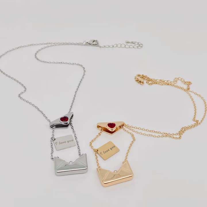 Mio Queena – Großhandel Kette mit Anhänger/Charm – Halskette mit kubischen Zirkonia-Umschlägen in Herzform mit Aufschrift „I Love You“2