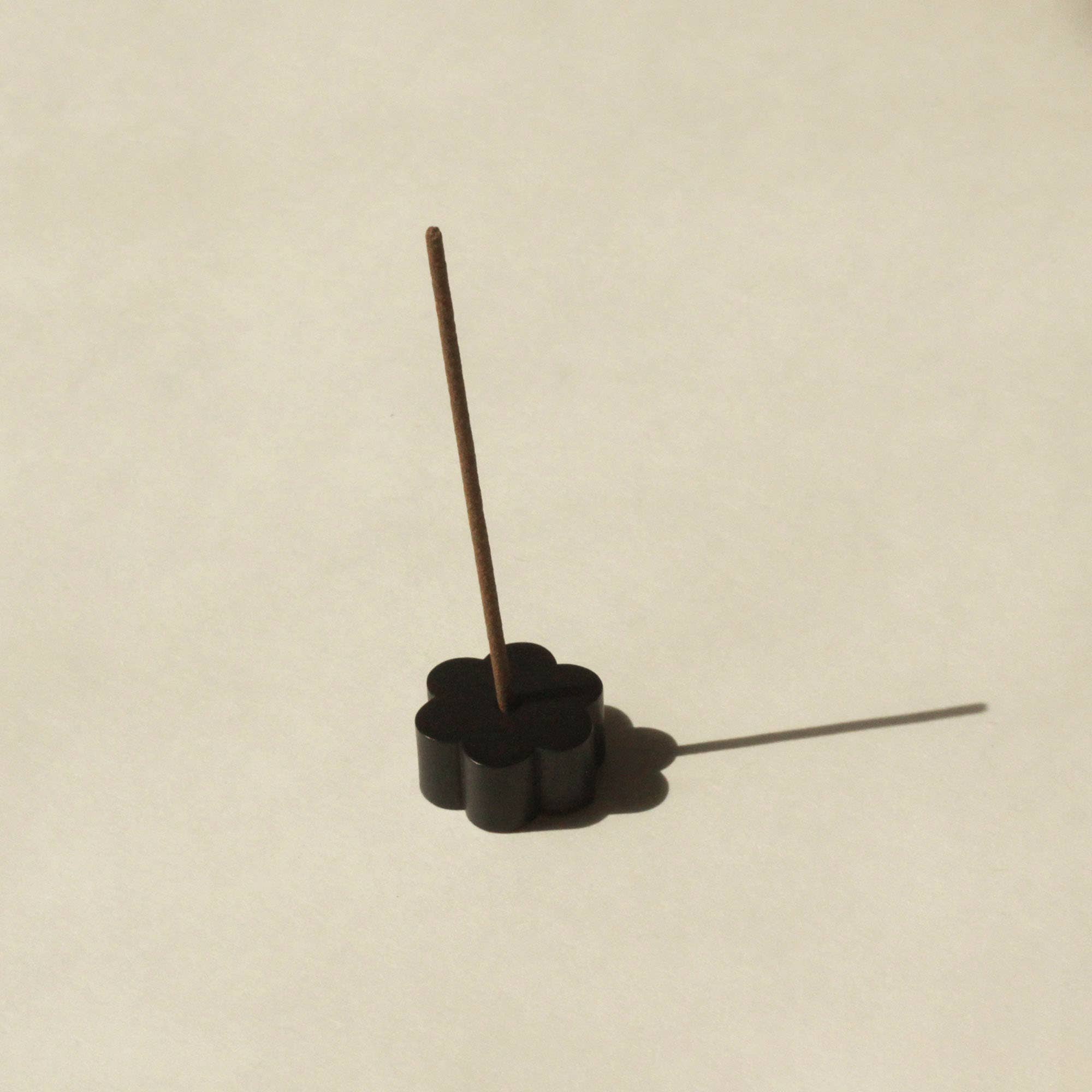 Cedar and Myrrh - Vente Porte-encens - Porte-encens en laiton noir Flower2