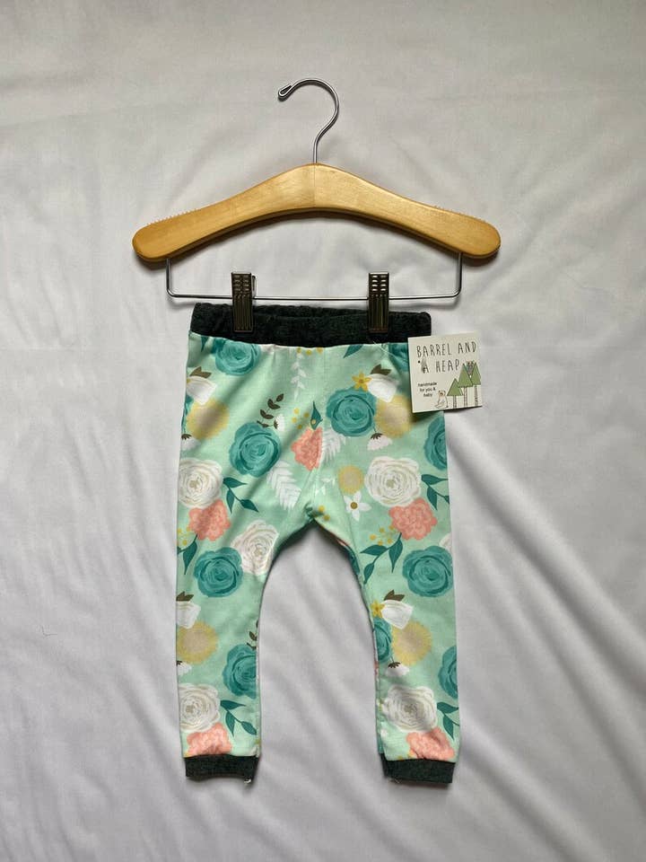 Leggings met bloemen voor baby's voor wholesale door Barrel and a Heap