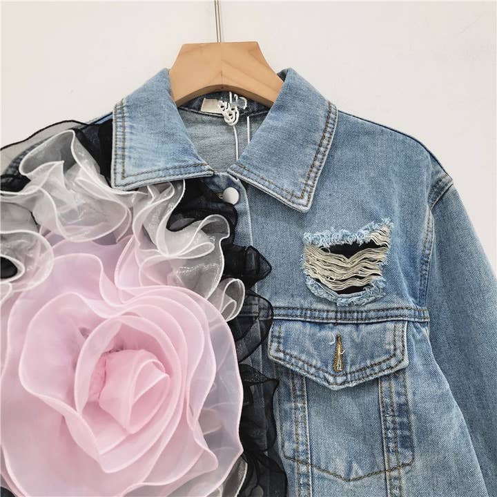 Blu Giacca di jeans corta con design a toppe in rete e strappi JK141. in vendita all'ingrosso su Faire