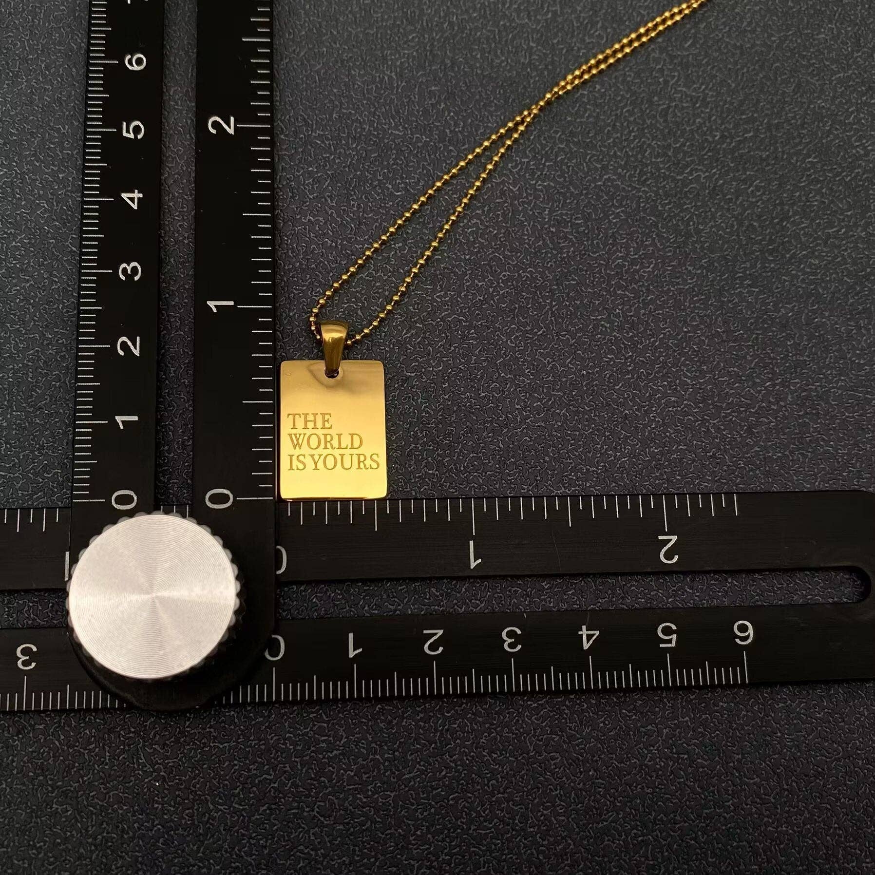 Mio Queena - Vente Colliers à pendentif - Collier en acier inoxydable plaqué or 18K avec charme carré inspirant - FGS6